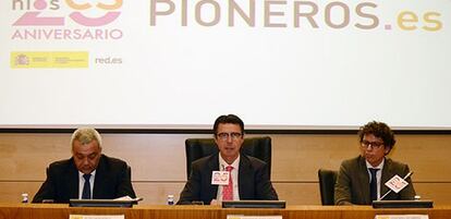 El ministro de Industria, Jose Manuel Soria, junto al secretario de Estado de Telecos, V&iacute;ctor Calvo-Sotelo (izquierda) y el director general de Red.es, Cesar Miralles.