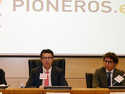 El ministro de Industria, Jose Manuel Soria, junto al secretario de Estado de Telecos, V&iacute;ctor Calvo-Sotelo (izquierda) y el director general de Red.es, Cesar Miralles.