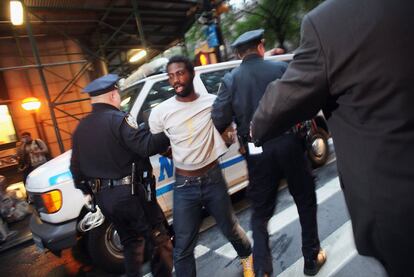 El indignado no logra convencer a los agentes y es arrestado en pleno Wall Street.