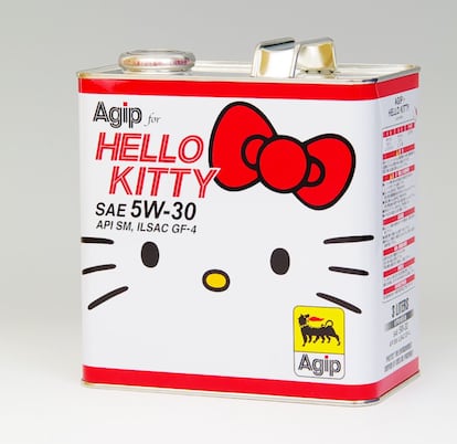 Para muchos fans del felino, Hello Kitty ya no es un mero personaje infantil. Pues tal como estamos viendo, se ha convertido en el emblema de todo tipo de productos, el lubricante de motor Agip (Compañía General Italiana de Petróleo) es un ejemplo excepcional. ¿En serio también ha calado en el mundo de la mecánica?