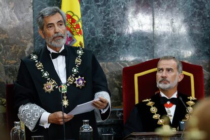 presidente del Tribunal Supremo, Carlos Lesmes, ante el rey Felipe, interviene en el acto de apertura del Año Judicial, este miércoles en la sede del Tribunal en Madrid.