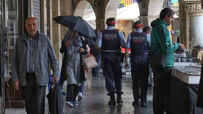 Una pareja de Mossos, en la plaza Major de Vic.