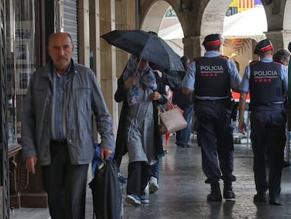 Una pareja de Mossos, en la plaza Major de Vic.