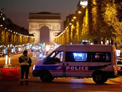 Policiais bloqueiam a avenida Champs Elysees, em Paris.