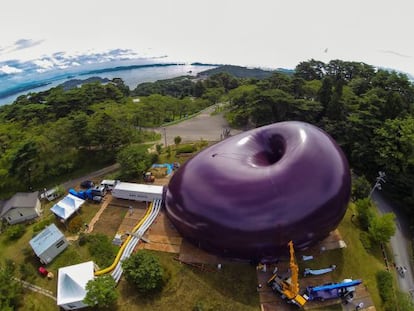 Vista a&eacute;rea del auditorio port&aacute;til de Isozaki / Kapoor en las proximidades de Matsushima. 