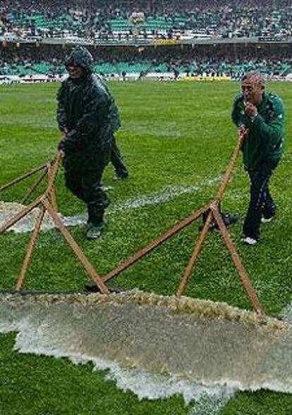 El partido tuvo que suspenderse por la lluvia que cay sobre el Ruiz de Lopera.