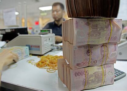 Un empleado del Asia Commercial Bank en Hanói (Vietnam), en 2008.