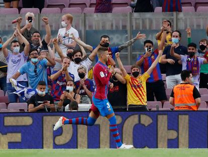 Gerard Piqué celebra el gol con el que abrió el marcador del partido contra la Real Sociedad.