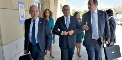 De izquierda a derecha, Martín Garitano, Javier de Andrés y José Luis Bilbao a su llegada este miércoles a la reunión del Consejo Vasco de Finanzas. 