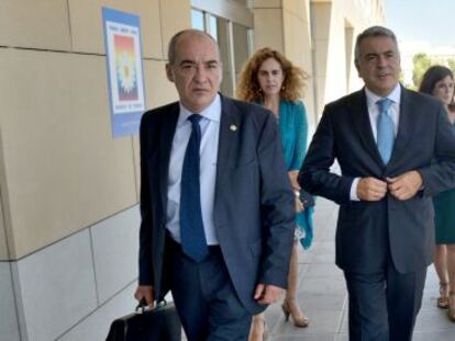 De izquierda a derecha, Martín Garitano, Javier de Andrés y José Luis Bilbao a su llegada este miércoles a la reunión del Consejo Vasco de Finanzas. 
