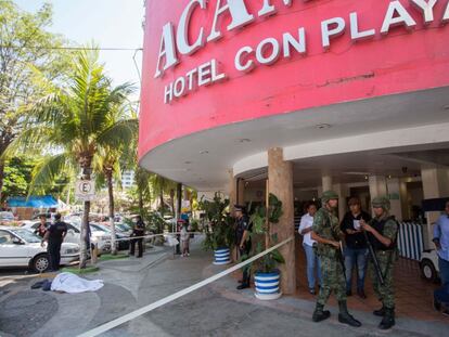 Un cad&aacute;ver tapado ante un hotel de Acapulco.