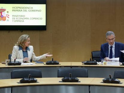 Nadia Calviño, vicepresidenta de Asuntos Económicos del Gobierno, junto a Pablo Hernández de Cos, gobernador del Banco de España, este lunes en Madrid durante la reunión con las patronales bancarias.