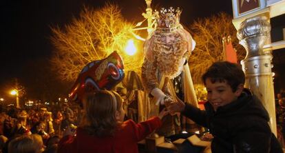 Los ni&ntilde;os saludan a los Reyes Magos en la cabalgata de Valencia.