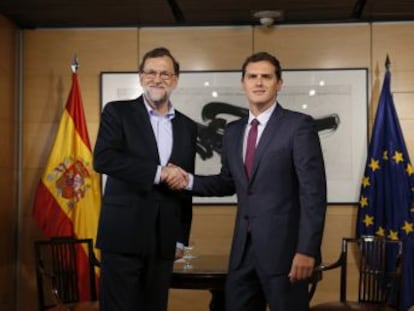 Rajoy y Rivera firman un pacto como el que fue ridiculizado en marzo por el PP con valor político, pero sin valor práctico