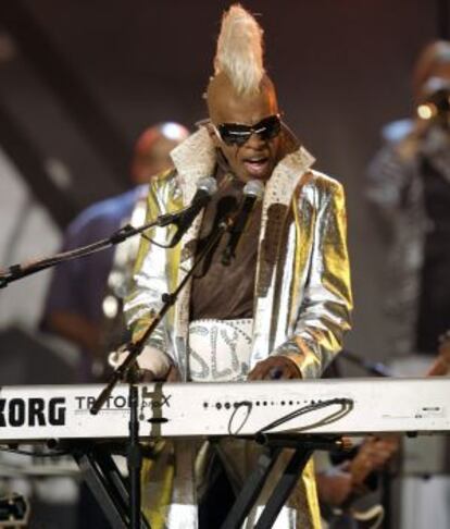 El músico Sly Stone en la premiación de los Grammy en 2006.