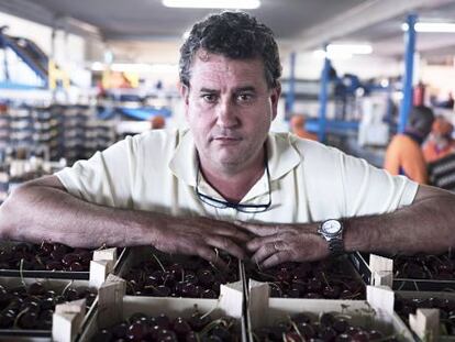 Vicente L&oacute;pez en su empresa de fruta en La Almunia de Do&ntilde;a Godina