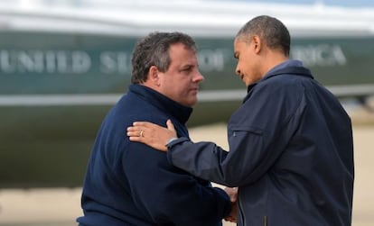 Barack Obama charla con el gobernador de Nueva Jersey, Chris Christie.
