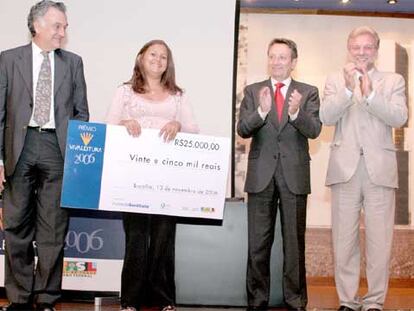 Elza Maria Santos Nascimento, del proyecto Jegue-Livro, recibe el premio Vivaleitura 2006.