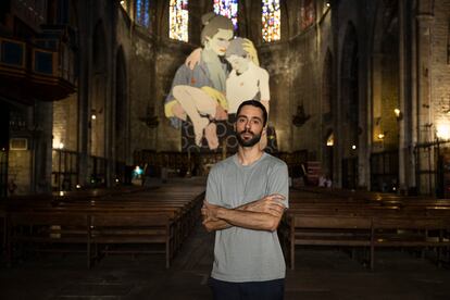 Octavi Arrizabalaga, Aryz, frente a su mural en la Basílica de Santa Maria del Pi de Barcelona.