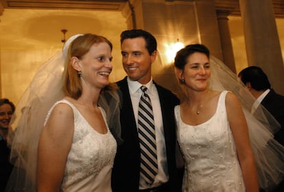 El alcalde de San Francisco (California), Gavin Newsom, posa entre Cissie Bonini (izquierda) y Lora Pertle (derecha) en el Ayuntamiento durante la ceremonia en la que fueron casadas, en 2004. Fue él quien decidió celebrar matrimonios homosexuales en la ciudad.
