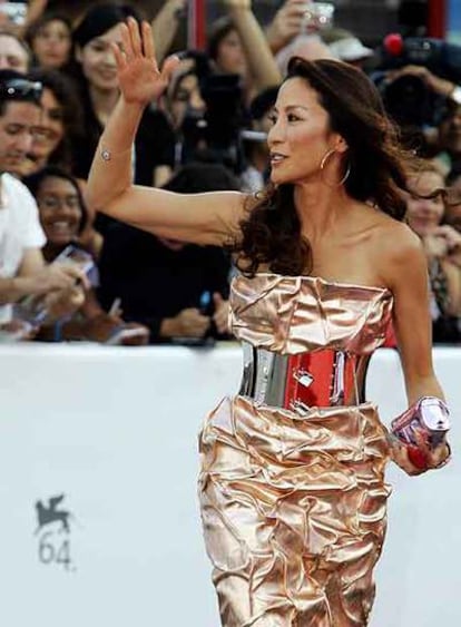 La actriz Michelle Yeoh, ayer en Venecia.