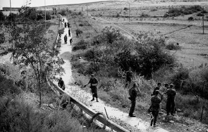 Soldados del Regimiento Mixto de Ingenieros número 8 de Melilla comienzan a alambrar el perímetro de la frontera con Marruecos para 'reparar, mejorar y perfeccionar' la alambrada que se construyó en 1971.
