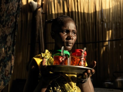 Nyazuode Hoth Gatluak, de 25 años, vive en Bieh, en Bentui. Ella trabaja en una tienda de té para ganarse la vida y alimentar a sus dos hijos. "Cuando me viene la regla, dejo de ir a trabajar durante siete días... Si mis clientes ven una mancha de sangre en mi ropa, dejarán de venir a mi establecimiento".