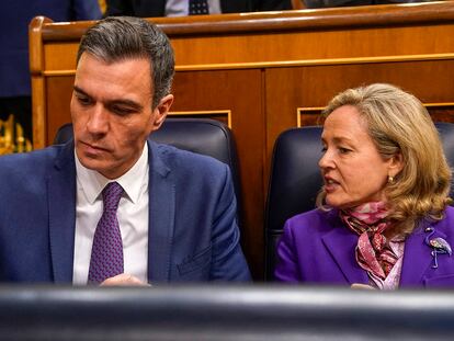 Pedro Sánchez y Nadia Calviño, en el pleno del Congreso para informar del último Consejo Europeo, este martes.