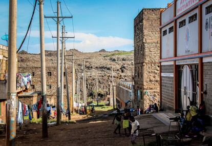 Los colegios y las viviendas están a tiro de piedra del vertedero, lo que supone un alto riesgo tóxico.