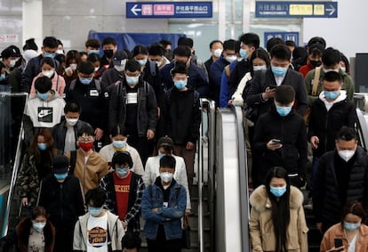 Ciudadanos chinos en una estación de metro en Pekín. Es el primer día desde que comenzó la crisis de la Covid-19 en el que el país no registra ni un solo fallecido por esta enfermedad.