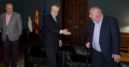 Griñán invita a Pastrana a tomar asiento en presencia de Carbonero durante una reunión del Pacto por Andalucía celebrada en enero.