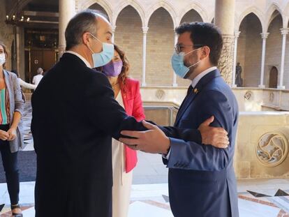 El presidente de la Generalitat, Pere Aragonès (derecha), saluda al 'exconseller' Jordi Turull, en el Palau de la Generalitat.