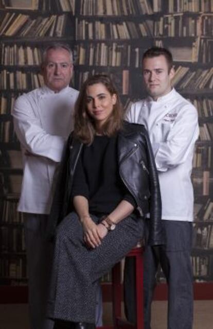 Elizabeth Horcher con los jefes de cocina.