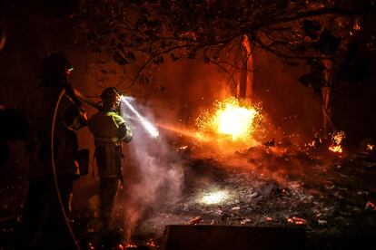 Los bomberos trataban de apagar esta madrugada las llamas del incendio declarado cerca de Belin-Béliet, en el suroeste de Francia. 