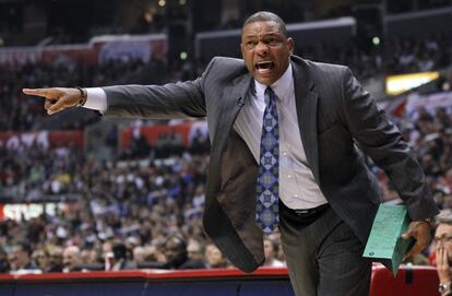 Doc Rivers, técnico de los Celtics, protesta una decisión arbitral.