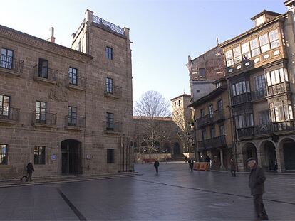 Plaza de España de Avilés, con la fachada del  edificio barroco que alberga el NH Palacio de Ferrera.