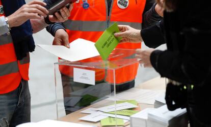 Un madrileño introduce su voto en la urna instalada en el Palacio de Cibeles.
