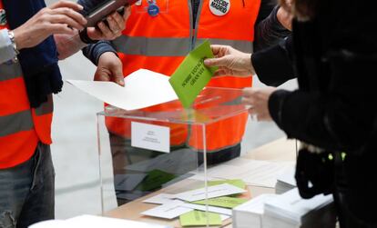 Un madrile&ntilde;o introduce su voto en la urna instalada en el Palacio de Cibeles.