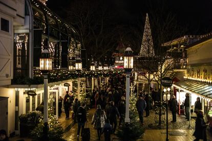 Entre el 16 de noviembre y el 5 de enero es Navidad <a href="http://www.tivoli.dk/en/ " target="_blank">en los Jardines Tivoli de Copenhague</a>, lo que significa que el histórico jardín de la capital danesa se llena de luces brillantes, más de 70.000 adornos y árboles navideños destellando en la noche. Hay casas de madera decoradas con ramas de pino, nieve, la presencia de Santa Claus y sus renos, y un mercado lleno de comida y artesanía. Como novedad este año, cuando se celebra su 26ª edición, tiene lugar un espectáculo de proyecciones sobre la icónica fachada de la sala de conciertos. Precio de la entrada al parque, desde 30 coronas danesas (algo más de cuatro euros).