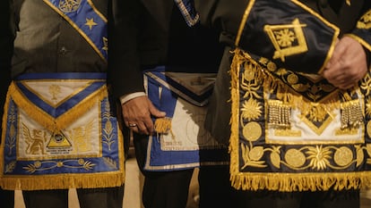 Miembros de La Gran Logia masónica de
Colombia con sus prendas de vestir clásicas, durante el lanzamiento del Museo Masónico de Colombia, en Bogotá, el 20 de junio de 2025.