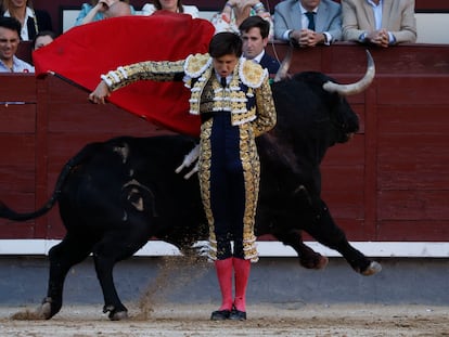 Roca Rey, en una ceñida bernadina al quinto toro de la tarde.