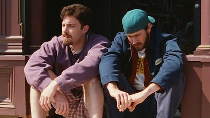 El estilo de cine indie de bajo presupuesto y con grandes intenciones de Kevin Smith toco techo con esta comedia casi perfecta y que es un referente generacional. Una historia de amor poco convencional entre dos dibujantes de cómics (inolvidables Ben Affleck y Joey Lauren Adams) con inclinaciones sexuales muy distintas.