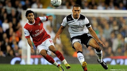 Carlos Vela durante un partido con el Arsenal en 2010