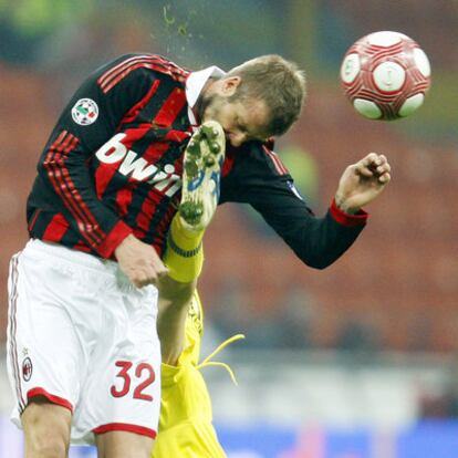 Beckham sufre una patada en el partido con el Chievo.