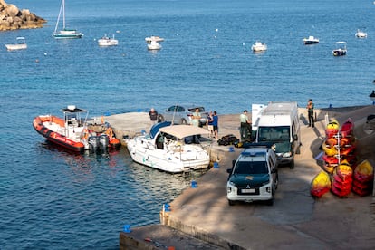 La embarcación de la pareja, en el puerto de Sant Elm.