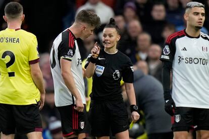 Rebecca Welch se convirtió en la primera árbitra en dirigir un encuentro de la Premier League.