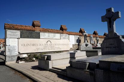 Placas en el cementerio de Fuencarral en recuerdo a los brigadistas internacionales que participaron en la Guerra Civil