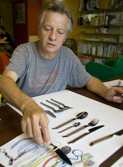 Javier Mariscal muestra algunos bocetos de la cubertería.