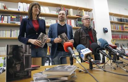 Itxaso (centro), junto a Mendia y Juaristi, minutos antes de presentar 'Crónicas en la frontera'.