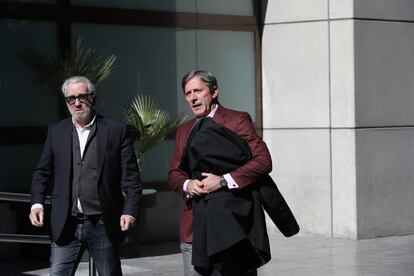 José Manuel Fraguas (i), hermano de Forges, junto al periodista Jesús Álvarez, a su llegada a la capilla ardiente del dibujante.